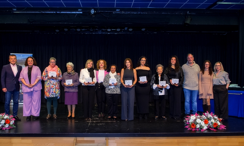 250310 Foto familia reconocidas y alcalde