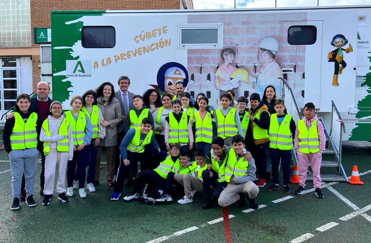 250314 La unidad móvil 'Aprende a crecer con seguridad y súbete a la pre...