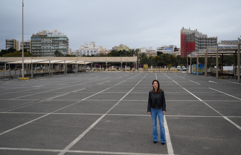 La presidenta Rosario Soto, en la zona que se urbanizará y abrirá en la ciudad en Ribera I y al fondo el tinglado