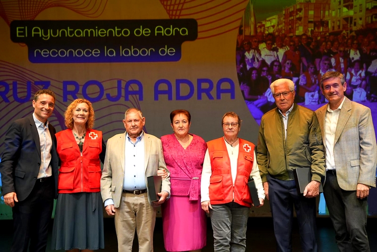 250403 Homenajes, humor, baile y copla en una emotiva Gala del Mayor en ...