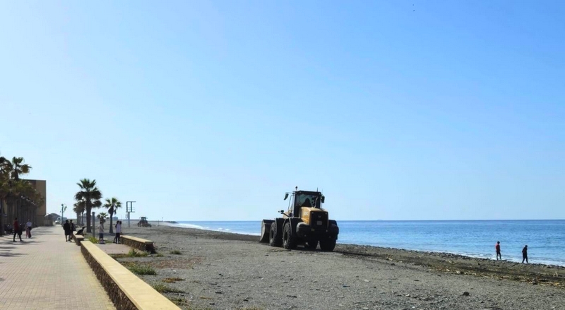 250410 El Ayuntamiento de Adra trabaja en la adecuación de playas de car...