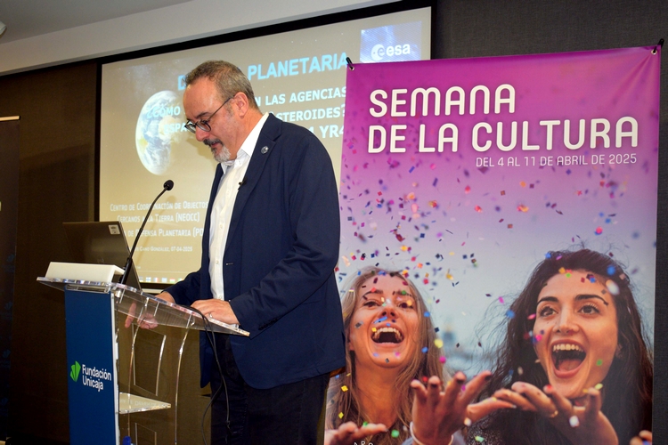 FOTO 2 ABRIL 08 2025 CHARLA JUAN LUIS CANO SOBRE ASTEROIDES