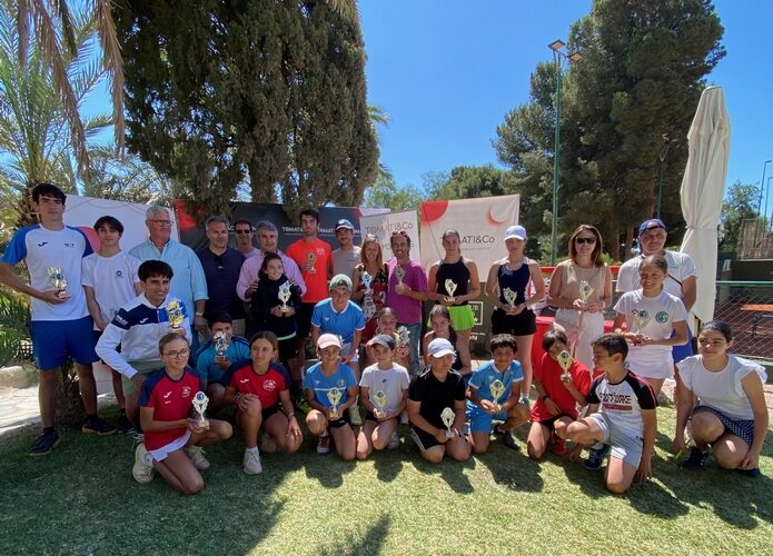FOTO FAMILIA CAMPEONES Y SUBCAMPEONES TORNEO TENIS FERIA HUERCAL DE ALMERIA