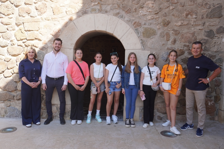 Foto alcalde, coordinador IAJ y jovénes en scape room
