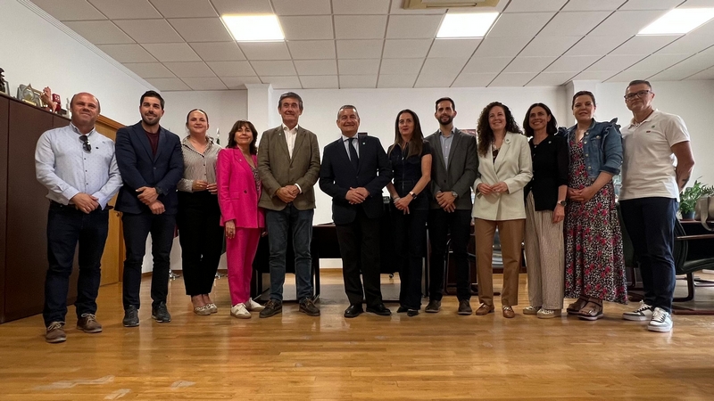 2505130 Manuel Cortés recibe a Antonio Sanz en el Ayuntamiento de Adra (... (1)
