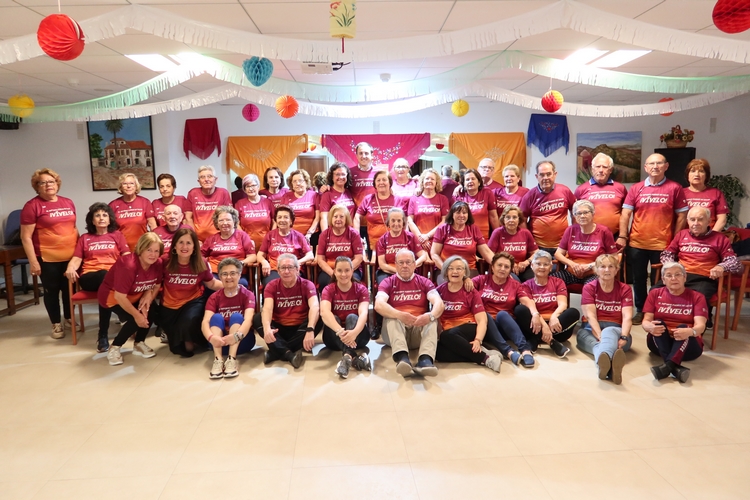 Nuevas camisetas para los alumnos de los talleres de gimnasia, baile y actividad física del Club de Mayores 'San Cleofás'