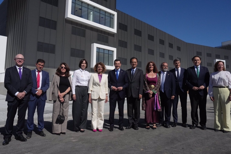 19/05/2025 El presidente de la Junta, Juanma Moreno, en el centro en la imagen junto con la vicepresidenta primera del Gobierno, María Jesús Montero, a su derecha, y la ministra de Ciencia, Diana Morant..

   ESCÚZAR (GRANADA), 19 (EUROPA PRESS) 

   El presidente de la Junta de Andalucía, Juanma Moreno, ha asistido al acto de colocación de la primera piedra del edificio principal del acelerador de partículas Ifmif-Dones en Escúzar (Granada) que sitúa a Andalucía en "la élite científica y la proyecta como referencia internacional de la investigación" que tendrá un impacto económico estimado de 6.000 millones de euros y, 4.000 millones de ellos en Andalucía donde "se van a generar muchas posibilidades laborales de personal especializado y cualificado".

   En este contexto, Moreno ha señalado que esta es la "mayor infraestructura científica de España" que ha contado con una inversión estimada de 700 millones de euros, de los que el Gobierno de España y la Junta de Andalucía han financiado más de 422 millones, al 50% hasta 2034. "Con esta primera piedra del edificio que acogerá el acelerador de partículas se está concretando una iniciativa que es fruto del esfuerzo conjunto, del trabajo compartido de administraciones e instituciones políticas, científicas y académicas, europeas, españolas, andaluzas y locales", ha agregado.

   De este modo, ha indicado que este proyecto aúna a España y Croacia desde 2022 y que concita el interés de muchas otras naciones entre ellas Italia y otros miembros de la UE y al que este lunes se ha adherido Japón tras la firma de un convenio que destaca por "el claro liderazgo científico que ejerce este país". "La primera piedra del edificio desata todo un torrente de entusiasmo y nos acerca al momento en que Andalucía contará con una infraestructura crítica para la comunidad científica europea".

   El presidente andaluz ha subrayado que Andalucía formará parte de las regiones líderes en investigación en materia energética, en I+D+