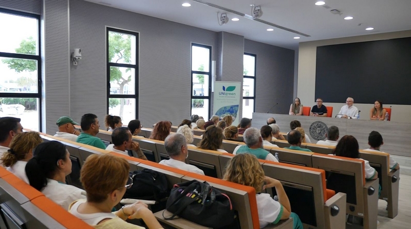 250617 El Presidente de Verdiblanca, con sus jefes de equipo, en el edificio de Económicas de la UAL junto a su plantilla