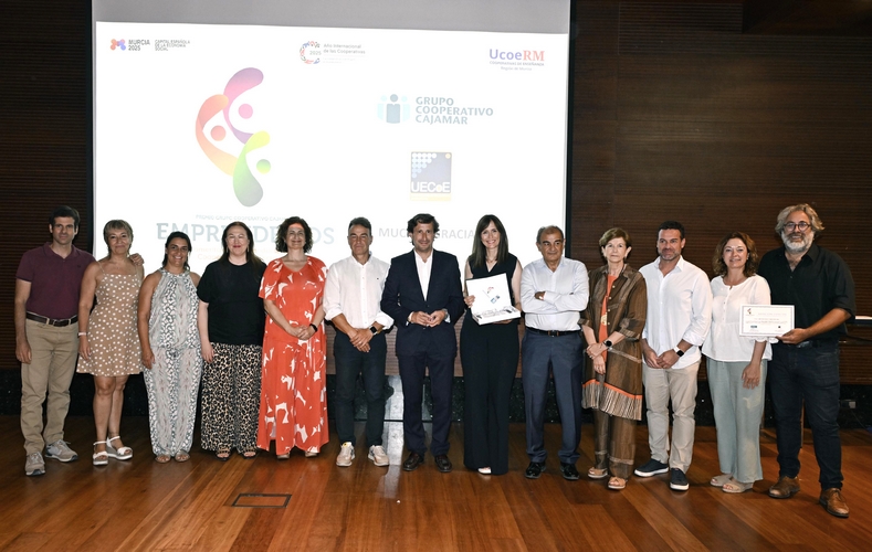Directivos de Grupo Cajamar y UECOE junto a representantes de los colegios premiados