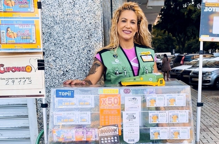 15/06/2025 "Estoy más contenta que nunca", dice la vendedora Laura Viñolo que ha llevado la suerte al barrio de La Luz de la capital malagueña.
POLITICA ANDALUCÍA ESPAÑA EUROPA MÁLAGA
ONCE