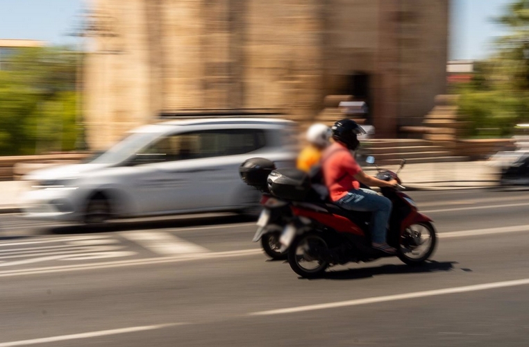 03/09/2024 Una motocicleta circula junto a la Torre del Oro, en el Paseo de Colón. A 3 de septiembre de 2024, en Sevilla (Andalucía, España).
POLITICA 
FRANCISCO J. OLMO / EUROPA PRESS
