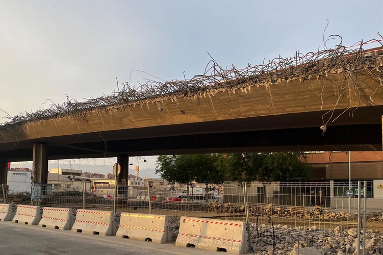25/06/2025 Almería.-La obra del soterramiento obliga al cierre de la Avenida de Montserrat, al menos, hasta finales de agosto.

   ALMERÍA, 25 (EUROPA PRESS) 

   La Avenida del Montserrat de Almería, que conecta la antigua estación de ferrocarril con el Estadio de los Juegos Mediterráneos, va a cerrar al tráfico durante, al menos, dos meses a partir de las 23,30 horas de este miércoles para garantizar la seguridad en los trabajos de demolición del puente de la Avenida del Mediterráneo, el "último hito importante" en los trabajos para el soterramiento de las vías del tren a su paso por la ciudad.

    El subdelegado de Gobierno en Almería, José María Martín, ha recordado la "complejidad" que suponen estas obras destinadas a demoler de forma paulatina el puente mediante el uso de maquinaria de gran tonelaje que trocea en distintas partes el viaducto.

    "Las obras son incompatibles con el tráfico rodado que actualmente se está produciendo", ha justificado Martín ante el "imprescindible" corte de tráfico de esta transitada vía para la que se han articulado alternativas de paso de este a oeste a través de carretera del Doctoral y Manuel Azaña, al norte del puente, y a través de las calles Las Alpujarras, Lentisco, Benitagla y Camino La Goleta en la vertiente sur.

    El subdelegado ha asegurado que el corte al tráfico durará "el tiempo mínimo imprescindible", toda vez que su reapertura prevé la interconexión de una nueva rotonda. Martín ha reconocido, en cualquier caso, que la "molestia cero no existe" y ha pedido "paciencia" y "comprensión" a los ciudadanos, a quienes ha agradecido su muestra de "civismo" y "buen comportamiento" ante estos trabajos.

    Con ello, ha pedido tanto a conductores como a viandantes que sigan las indicaciones y la señalización para tomar los desvíos alternativos así como "intentar evitar acercarse o aproximarse a la zona de obra, salvo que sea imprescindible".

    Se han colocado paneles informativos en la rotonda de la c