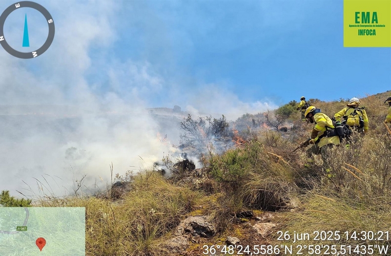 26/06/2025 Bomberos del Infoca trabajan para sofocar un incendio forestal en Río Chico, en Berja (Almería).
POLITICA 
INFOCA