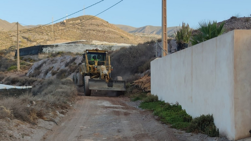 250319 El Ayuntamiento de Adra acomete trabajos de arreglo y nivelado de...