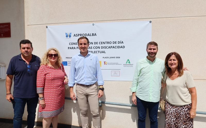 Alcalde, Delegado, Concejal y Directiva Asprodalba Junto Cartel inicio obras