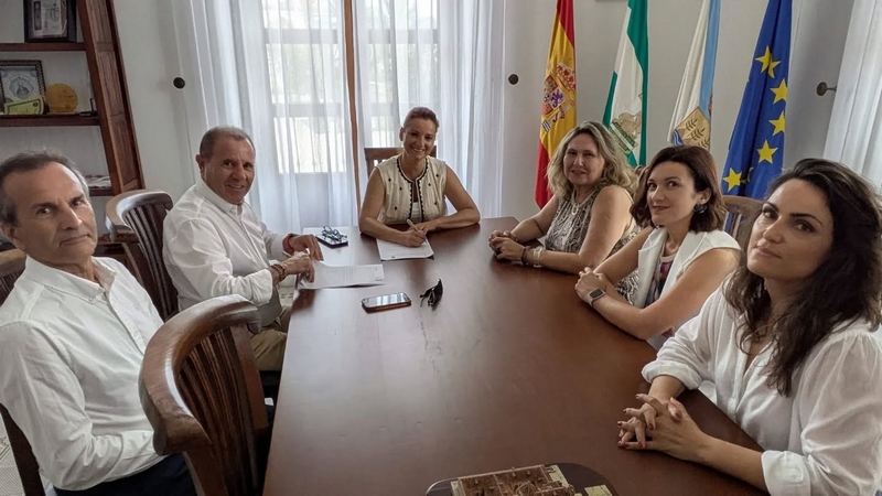 El convenio ha sido suscrito por la alcaldesa de Albox y el Presidente de la Cámara de Comercio de Almería