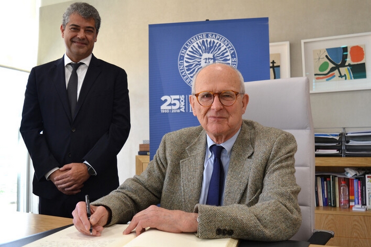 FOTO 2 AGOSTO 31 2025 FIRMA LIBRO HONOR DE REINER WEISS