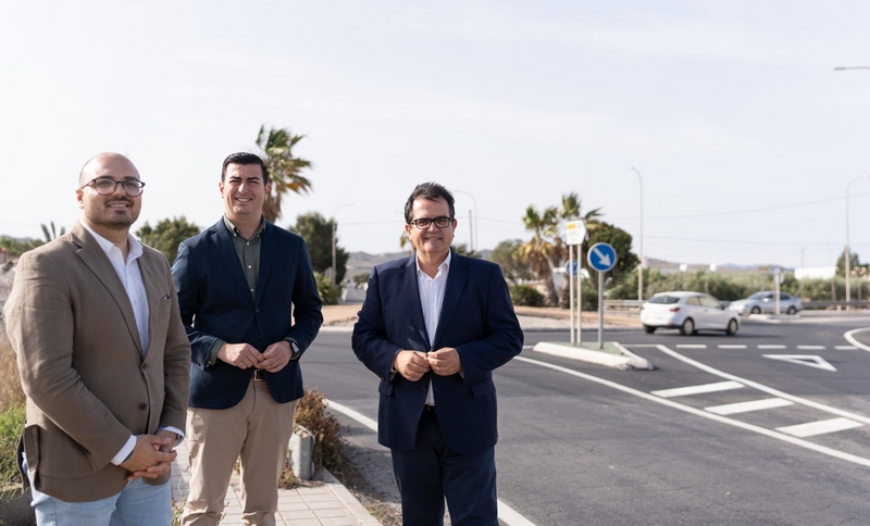 Imagen de archivo del diputado visitando Níjar junto a su alcalde