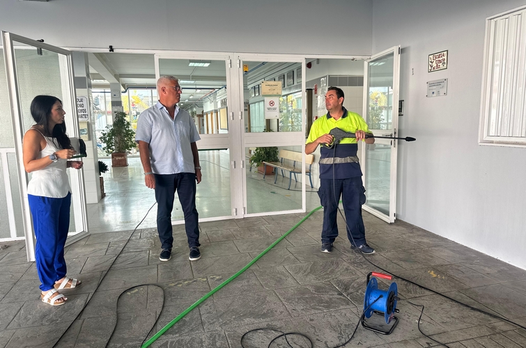 Visita a los colegios durante los trabajos de puesta a punto