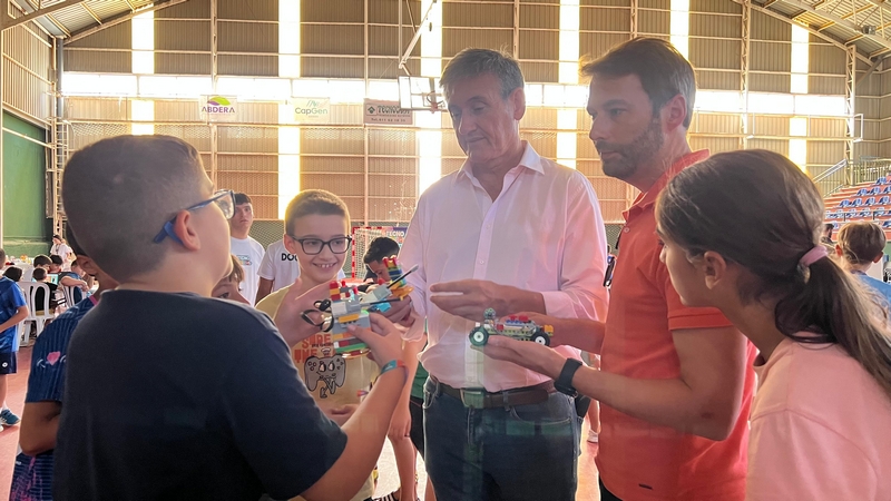 250902 Casi 300 niños y niñas disfrutan en Adra del programa educativo ‘TecnoTribu’ (3)