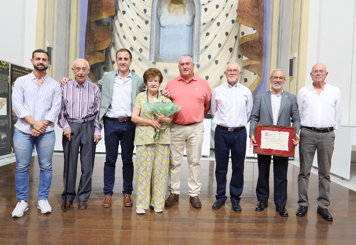 Alcalde, concejal Cultura, Presi y Secretario Afipintura con socio de honor y los otros dos dintinguidos