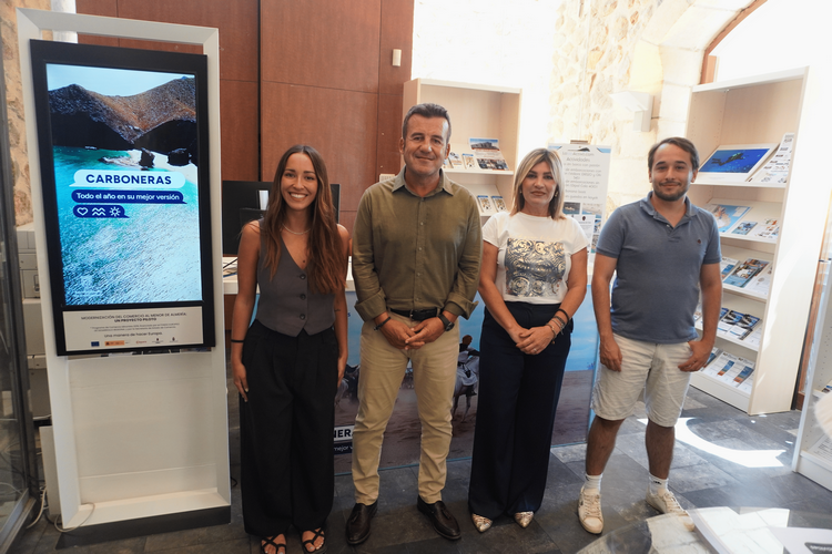 Alcalde y concejala con técnicos en Oficina de Turismo