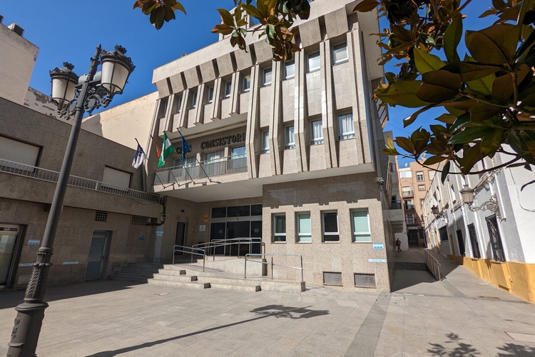 fachada ayuntamiento de roquetas de mar
