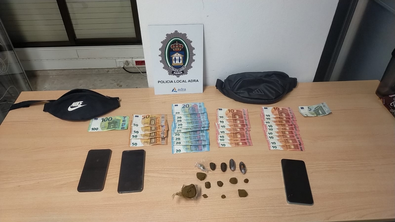 251008 La Policía Local de Adra detiene a dos personas por un presunto delito contra la salud pública