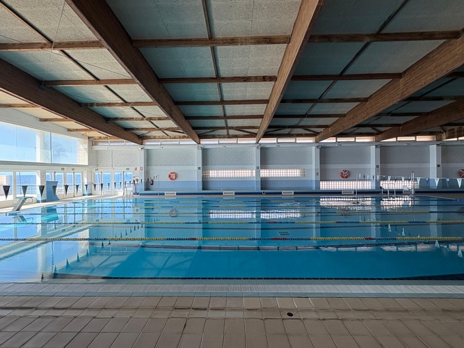 251009 Adra impulsa la eficiencia energética con una nueva instalación fotovoltaica en la Piscina