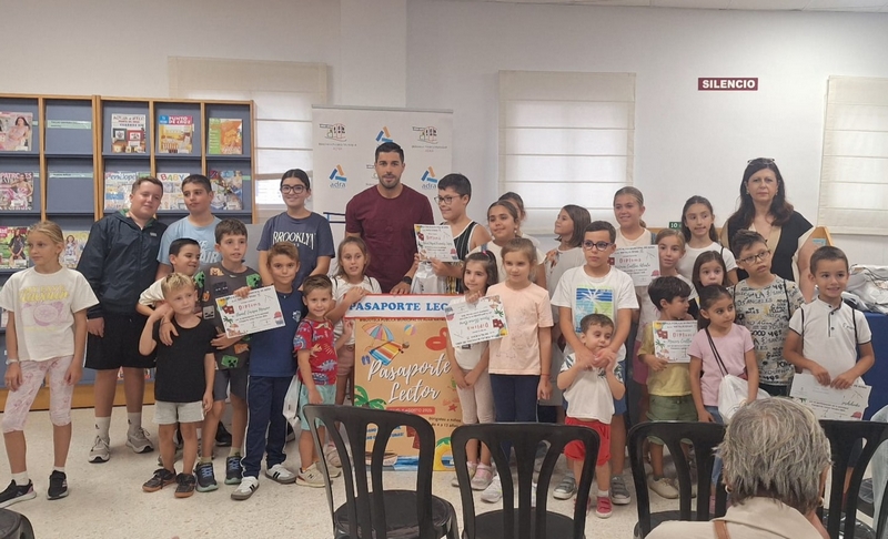 251014 El Ayuntamiento de Adra entrega los premios a los 65 participantes del 'Pasaporte Lector'