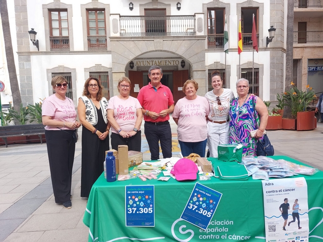 251016 Instalada una mesa informativa en Adra con motivo del Día Mundial Contra el Cáncer de Mama