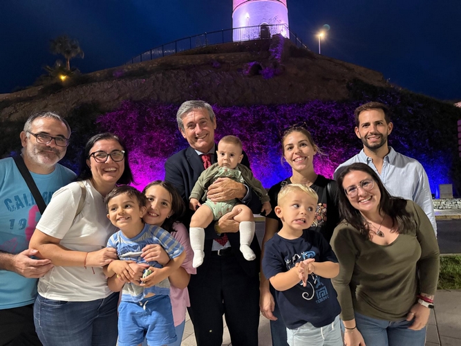 251016 La Torre de los Perdigones de Adra, de azul y rosa por el Día de Concienciación de la Muerte Perinatal
