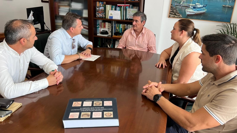 251021 Cortés recibe de Cajamar un ejemplar de 'La España que pudo ser' del almeriense Antonio Gil