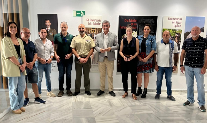 251022 Alcalde y subdelegado de Defensa en Almería, visitan la exposición 'Cría Caballar' en Adra