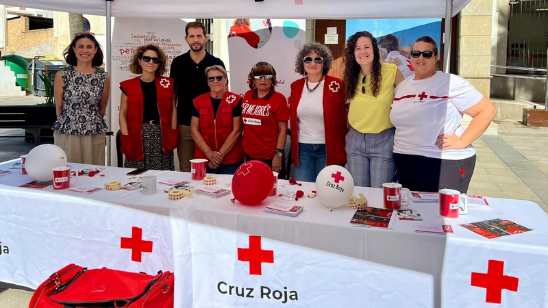 251023 La Cruz Roja de Adra impulsa su labor humanitaria con las huchas solidarias en el Día de la Banderita en Adra
