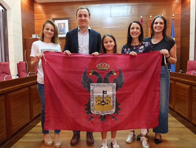 Alcalde entrega bandera de Vera