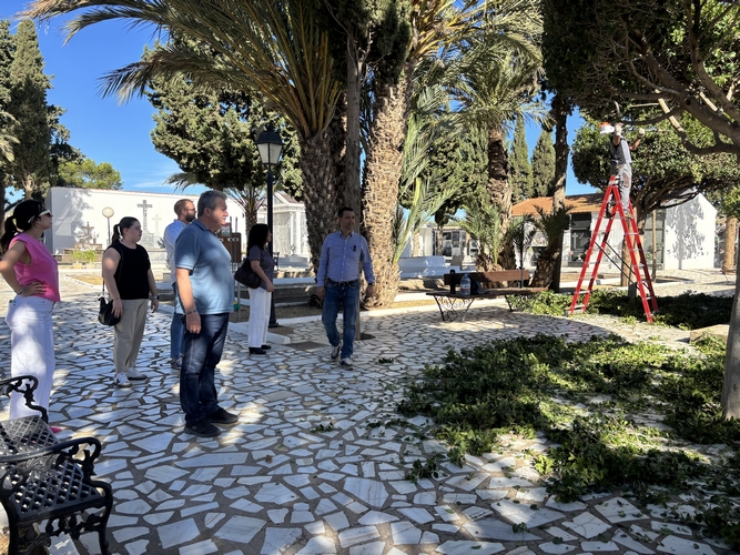 Alcalde y concejales visitan el Cementerio Municipal de Pulpí