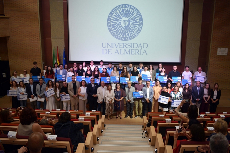 FOTO 2 OCTUBRE 24 2025 ENTREGA BECAS DE EXCELENCIA