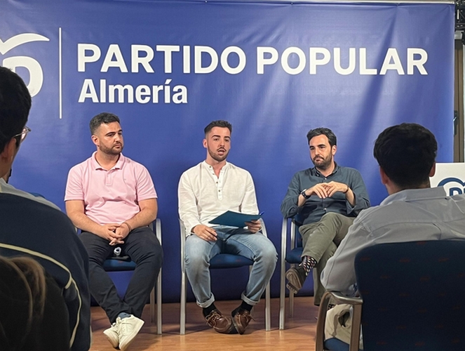 FOTO DIEGO MARTÍNEZ EN REUNIÓN CON JÓVENES DE NNGG ACOMPAÑADO DE CARLOS SÁNCHEZ Y JUAN CARLOS MUYOR