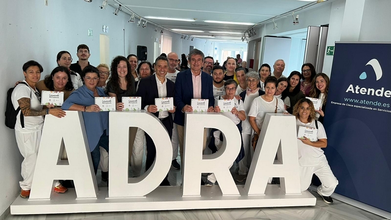 251104 Ayuntamiento y Clece presentan el III Recetario 'Saboreando Recuerdos' en el Auditorio 'Ciudad de Adra' (2)