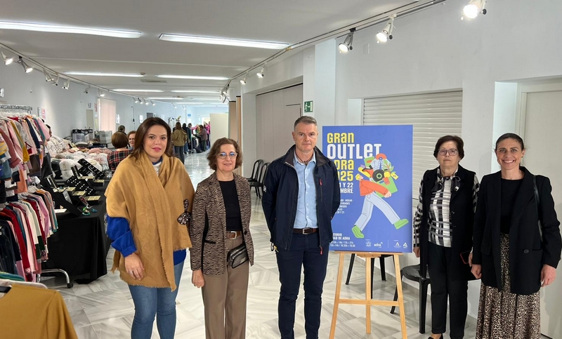 251121 Continúa el Gran Outlet 2025 ubicado en el Auditorio 'Ciudad de Adra'