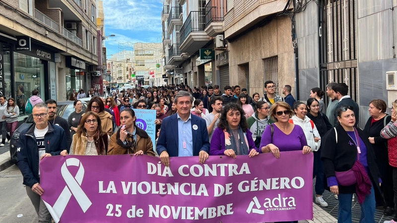 251125 El Ayuntamiento de Adra reafirma su lucha contra la violencia de género en el acto central del 25N (2)