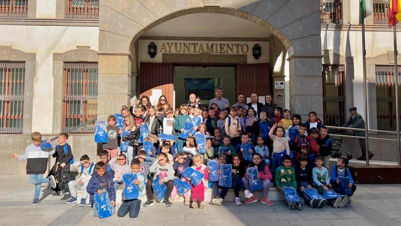 251126 Manuel Cortés recibe al alumnado de 2º de Educación Primaria del CEIP Mare Nostrum y les explica el funcionamiento del Ayuntamiento (3)