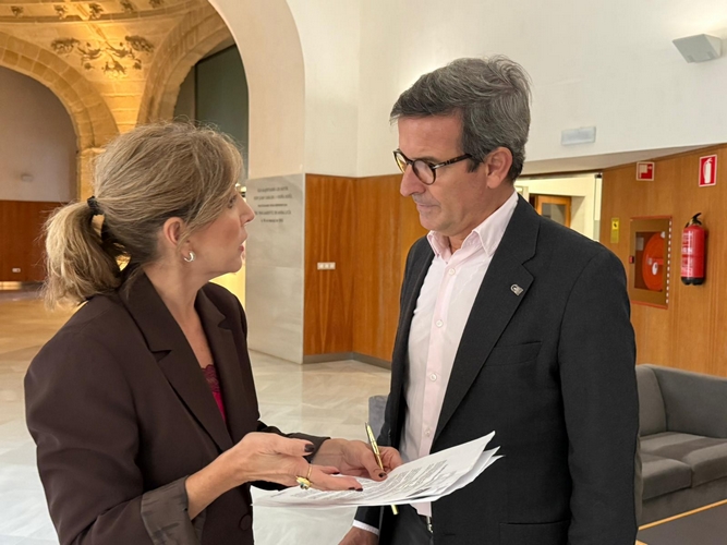 FOTO JULIA IBÁÑEZ CON EL CONSEJERO JORGE PARADELA