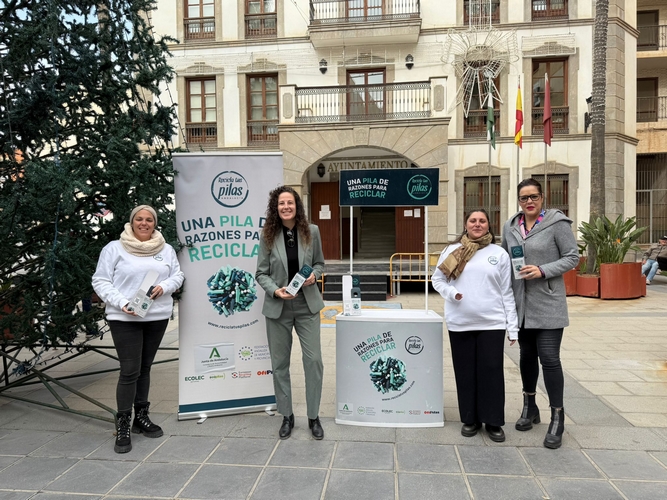 251205 El Ayuntamiento de Adra respalda la visita de la campaña 'Una pila de razones para reciclar'
