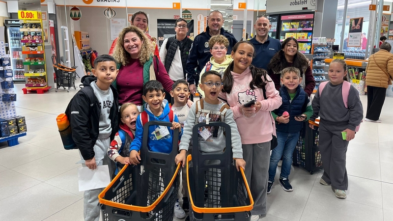 251211 El Ayuntamiento de Adra fomenta hábitos saludables entre los jóvenes con un Taller de Compra