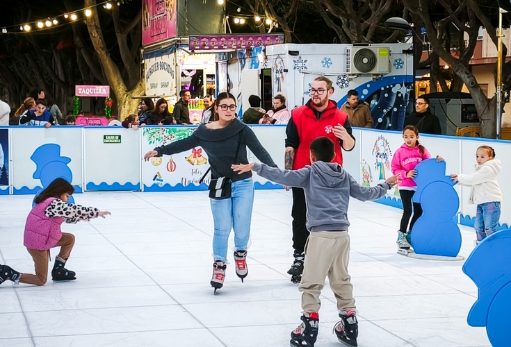 251215 Abre sus puertas en Adra 'Navilandia' en el Parque del Puerto con una pista de patinaje y atracciones infantiles