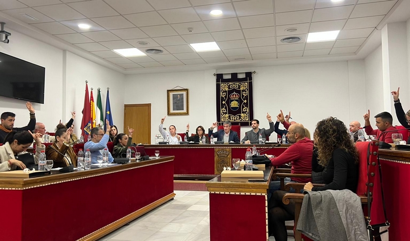 251216 Medalla de la ciudad y Torre de Adra otorgadas por unanimidad a la Asociación de Comerciantes y Los Finos - PLENO
