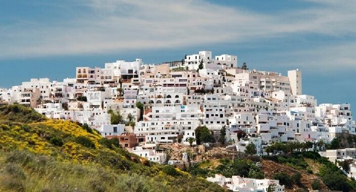 FOTO MOJÁCAR CULMINA SU MAYOR TRANSFORMACIÓN DIGITAL CON NUEVOS SITEMAS INTELIGENTES DE MOVILIDAD, ASISTENCIA TURÍSTICA CON IA Y SEÑALÉTICA INTERACTIVA