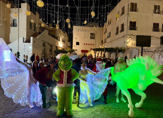 FOTO PAPÁ NOEL LLENA DE ILUSIÓN MOJÁCAR PUEBLO EN UNA TARDE MÁGICA PARA GRANDES Y PEQUEÑOS
